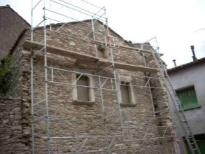 reconstruction mur mitoyen avec elements recupérés sur la façade abaissée